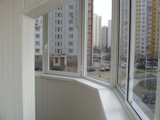 Закругленное радиусное остекление полукруглого балкона и лоджии