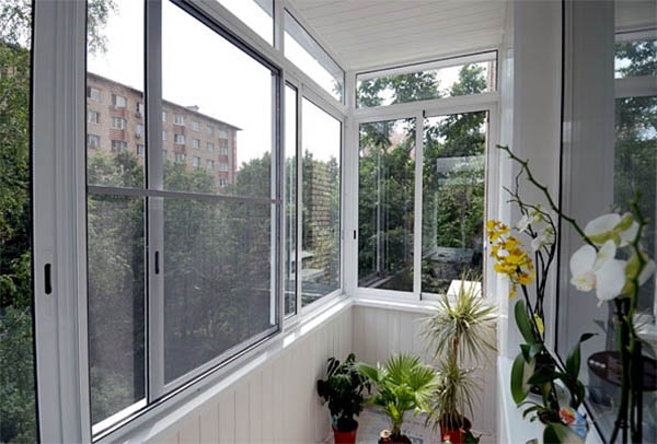 Недорогое остекление балконов и лоджий алюминиевым профилем от производителя окон