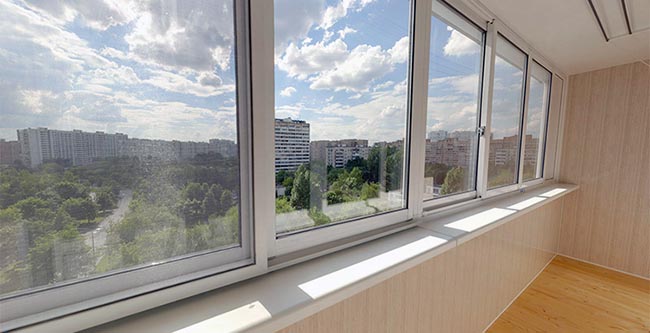 Чем застеклить балкон: ПВХ или алюминием