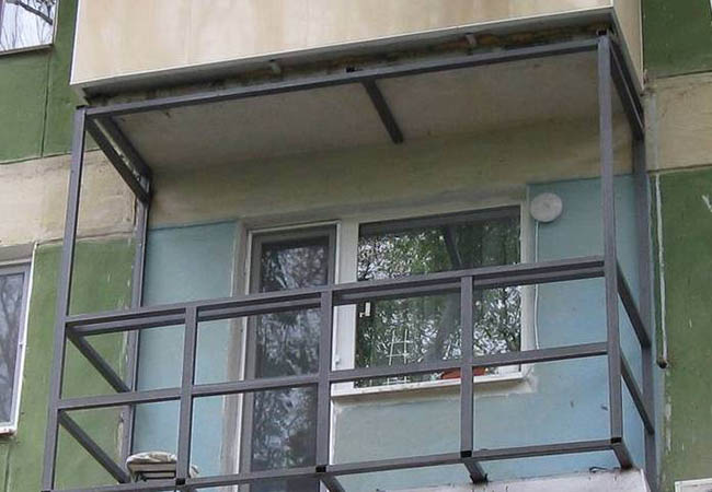 Альтернативное остекление балкона оргстеклом вместо стекла