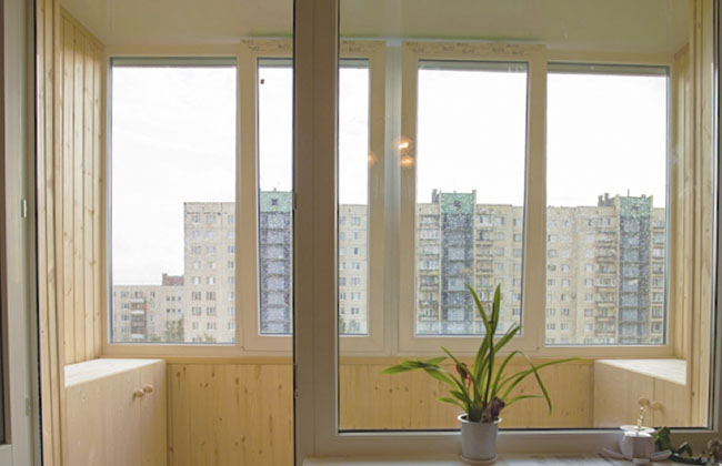 Остеклить балкон пластиковыми рамами: цены в Москве