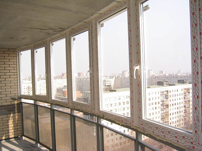 Недорогое остекление общего балкона